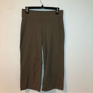 Athleta Dark Green Capris Pants Size Medium